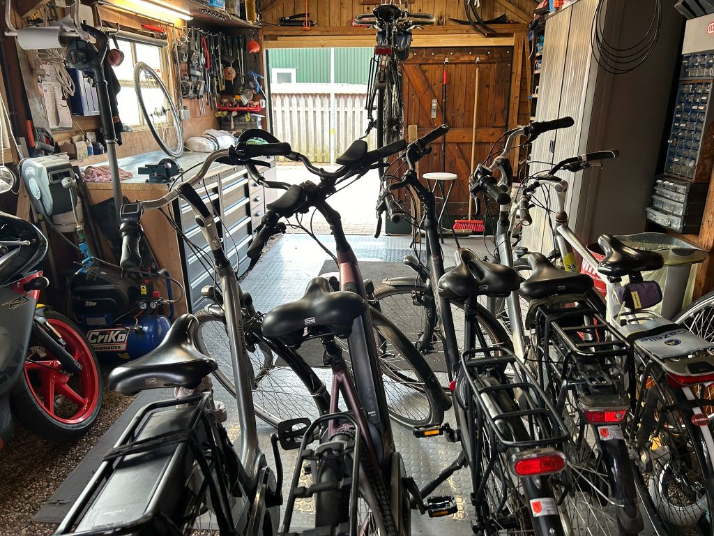 Werkplaats van Elsinga2Wielers in Niezijl met gebruikte fietsen die rijklaar worden gemaakt